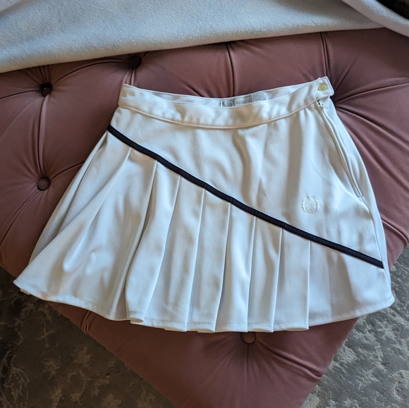 Sergio Tacchini Girls 4 us skirt - Picture 2 of 3